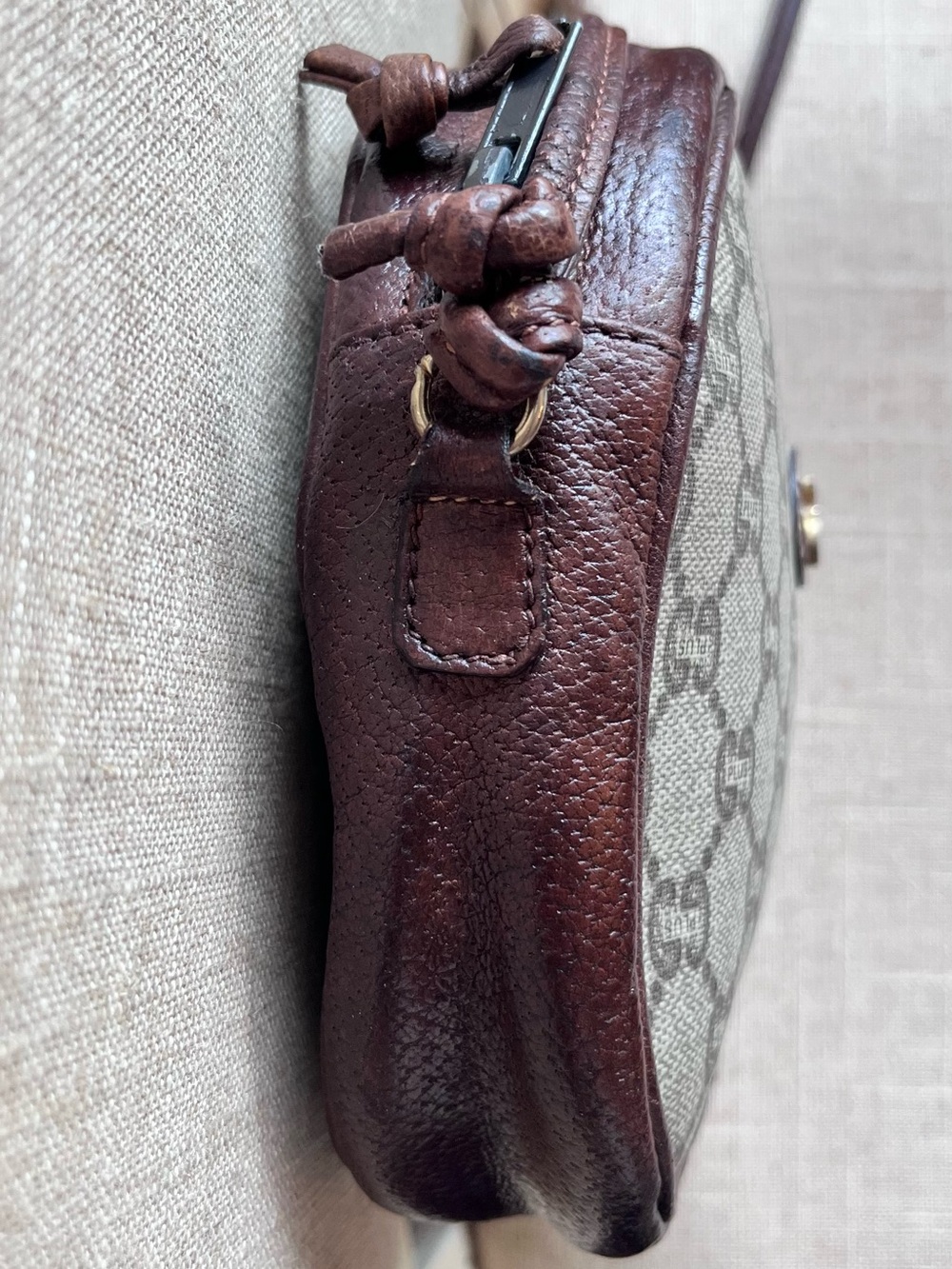 Vintage Gucci Plus crossbody with monogram. Exterior and interior bag is clean. - Picture 4 of 16